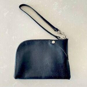 GAP BLACK LEATHER WALLET POUCHZIPPER CLOSURE